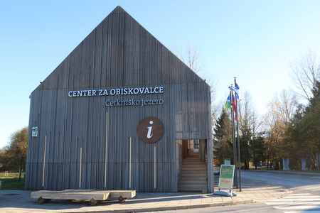 Nov napis na Centru za obiskovalce Cerkniško jezero 07 Foto Ljubo Vukelič